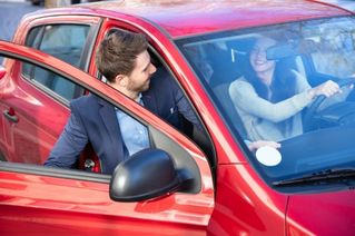 covoiturage-personnes-voiture-rouge
